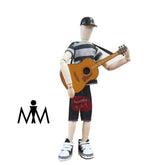 Articulated Mr. Wudi, wooden figure that plays the guitar, ideal for decorating artistic and modern spaces.