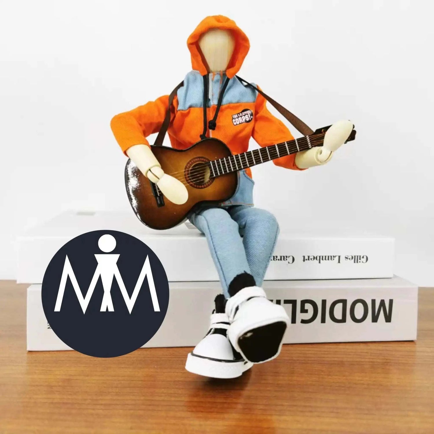 Articulated wooden figure Mr. Wudi, ideal as a gift for musicians or lovers of original decoration.